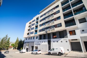 Appartement 2 Chambres à Santo António dos Cavaleiros e Frielas