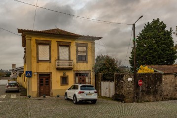 House 4 Bedrooms in Aveleda