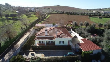 House 4 Bedrooms in Borba (Matriz)