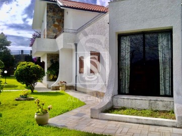 House 4 Bedrooms in Carreço