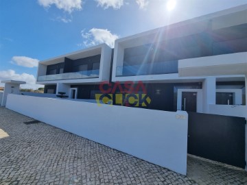 House 4 Bedrooms in Nossa Senhora de Fátima