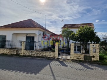 House 4 Bedrooms in Olaia e Paço