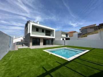 House 4 Bedrooms in Pontinha e Famões