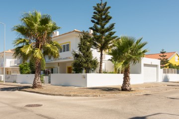 House 4 Bedrooms in Alhos Vedros