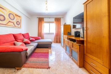 Apartment 2 Bedrooms in Camarate, Unhos e Apelação