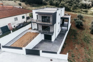 House 4 Bedrooms in Leiria, Pousos, Barreira e Cortes