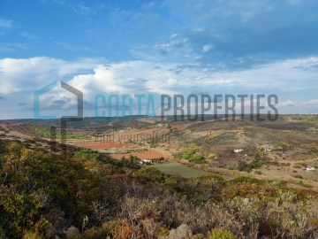 Terreno com vista desafogada na Raposeira