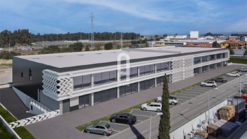 Bâtiment industriel / entrepôt à Esgueira