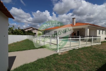 House 4 Bedrooms in Tocha