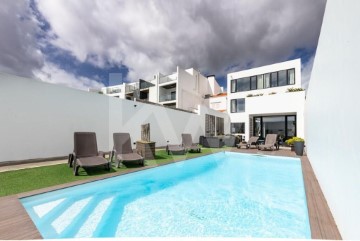 House 9 Bedrooms in Ponta Delgada (São Sebastião)