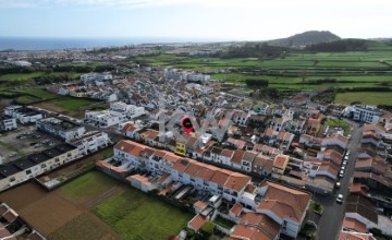 House 4 Bedrooms in Ponta Delgada (São Pedro)