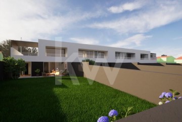 House 4 Bedrooms in Fenais da Luz