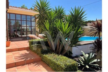House 4 Bedrooms in Colares