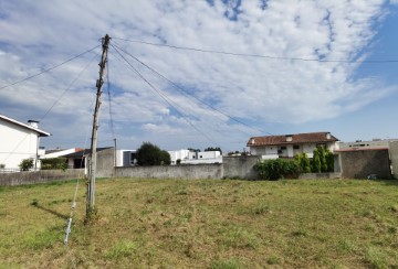 Terrenos junto à Av. Sá Carneiro na Feira