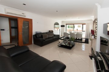 House 3 Bedrooms in Charneca de Caparica e Sobreda