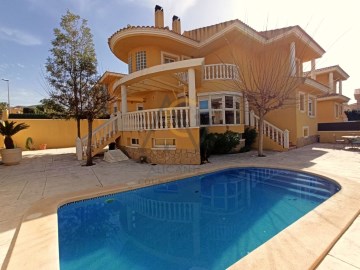 House 4 Bedrooms in Salinetes
