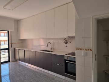 Apartment 4 Bedrooms in União Freguesias Santa Maria, São Pedro e Matacães