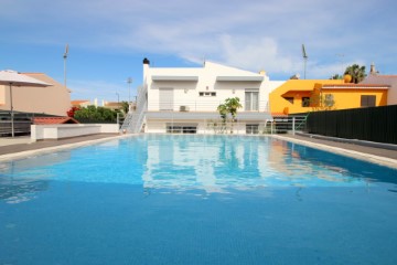 House 4 Bedrooms in Lagoa e Carvoeiro