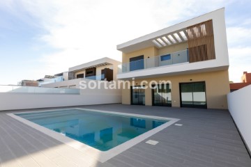 House 4 Bedrooms in Quarteira