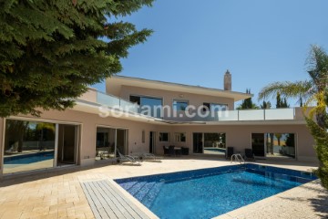 House 4 Bedrooms in Albufeira e Olhos de Água