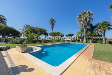 House 4 Bedrooms in Quarteira