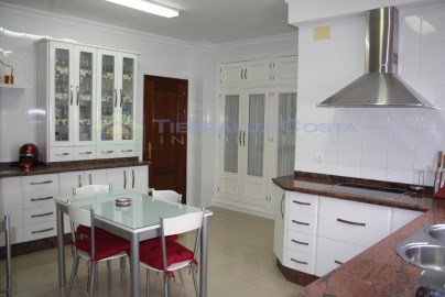 Apartment 4 Bedrooms in Lepe