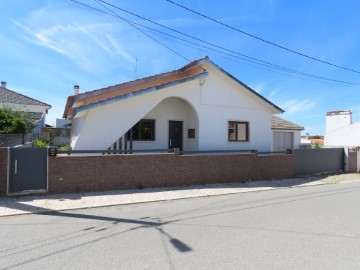 House 4 Bedrooms in Couço