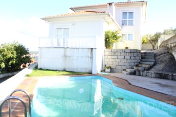 House 4 Bedrooms in Viseu