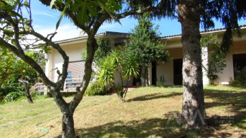 House 3 Bedrooms in Viseu