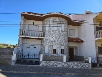 House 4 Bedrooms in Alcains