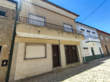 House 3 Bedrooms in Tinalhas