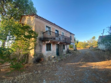 Quintas e casas rústicas em Escalos de Cima e Lousa