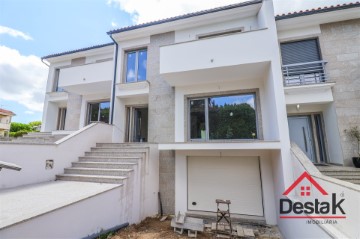 House 3 Bedrooms in Abraveses