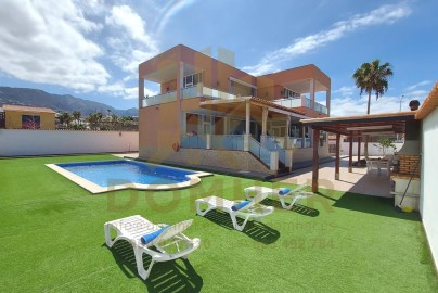 House 4 Bedrooms in Playa Paraiso