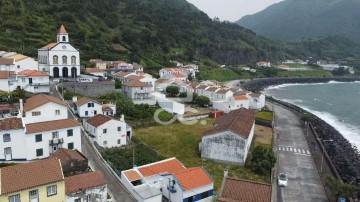 House 4 Bedrooms in Ribeira Quente