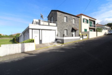 House 4 Bedrooms in Santo António