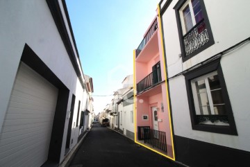 House 4 Bedrooms in Ponta Delgada (São Sebastião)