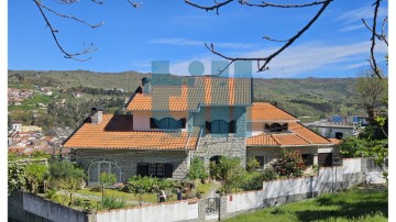 House 5 Bedrooms in Vila Pouca de Aguiar