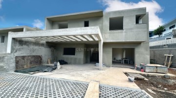 House 3 Bedrooms in Santo António