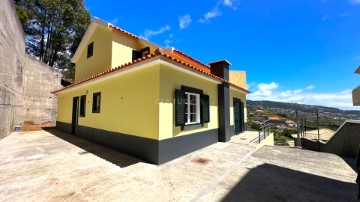 House 4 Bedrooms in Santa Cruz