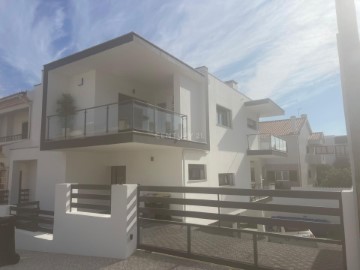 House 4 Bedrooms in Charneca de Caparica e Sobreda