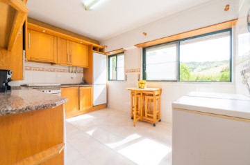 Apartment 3 Bedrooms in Santo António dos Cavaleiros e Frielas