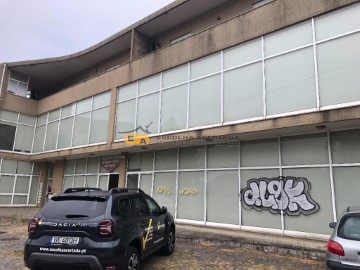 Locaux commerciaux à Agrela