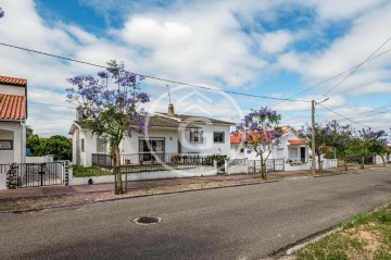 House 4 Bedrooms in Alpiarça