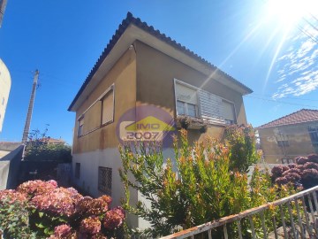House 3 Bedrooms in Mozelos