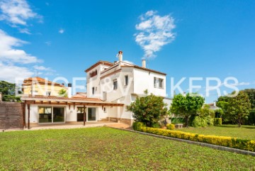 House 9 Bedrooms in Banyoles