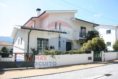 House 4 Bedrooms in União das freguesias de Vila Real