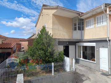 House 5 Bedrooms in Castanheiro do Norte e Ribalonga