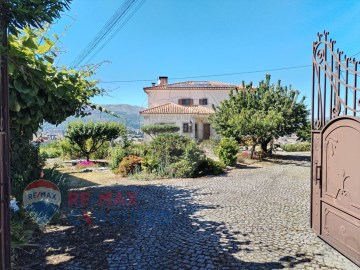 House 4 Bedrooms in Folhadela
