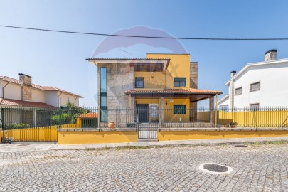 Maison 4 Chambres à Nogueira, Fraião e Lamaçães